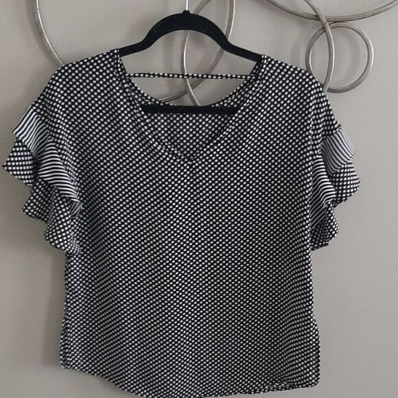 NWT black/white polka dot flutter sleeve top - Picture 3 of 4